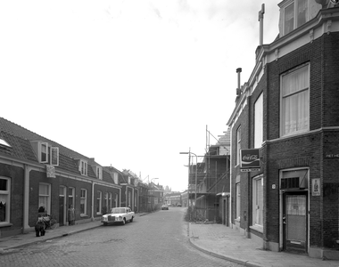 815497 Gezicht in de Abstederdijk te Utrecht ter hoogte van de Piet Heinstraat naar het zuiden; rechts op de hoek ...